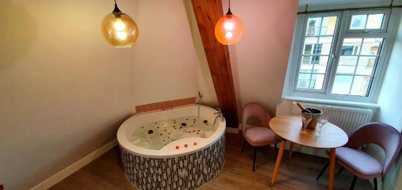 Angel Townhouse suite with spa bath